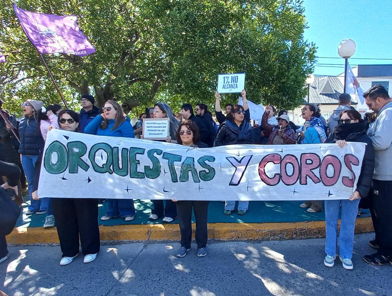 Docentes Manifestándose ante el cierre del programa Coros y Orquestas